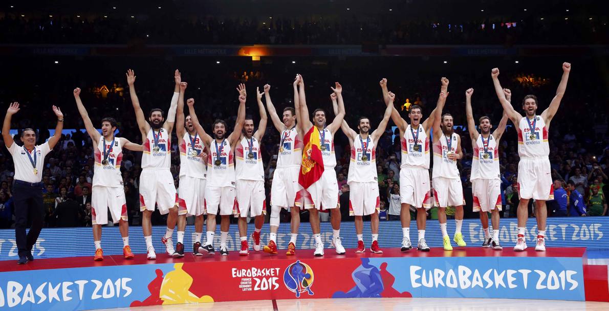 La Spagna per la terza volta sul podio pi alto di un Europeo: dopo i trionfi del 2009 e del 2011, ecco arrivato il terzo oro nell’edizione 2015, maturato in seguito alla vittoria in finale con la Lituania per 80-63 (Reuters)
